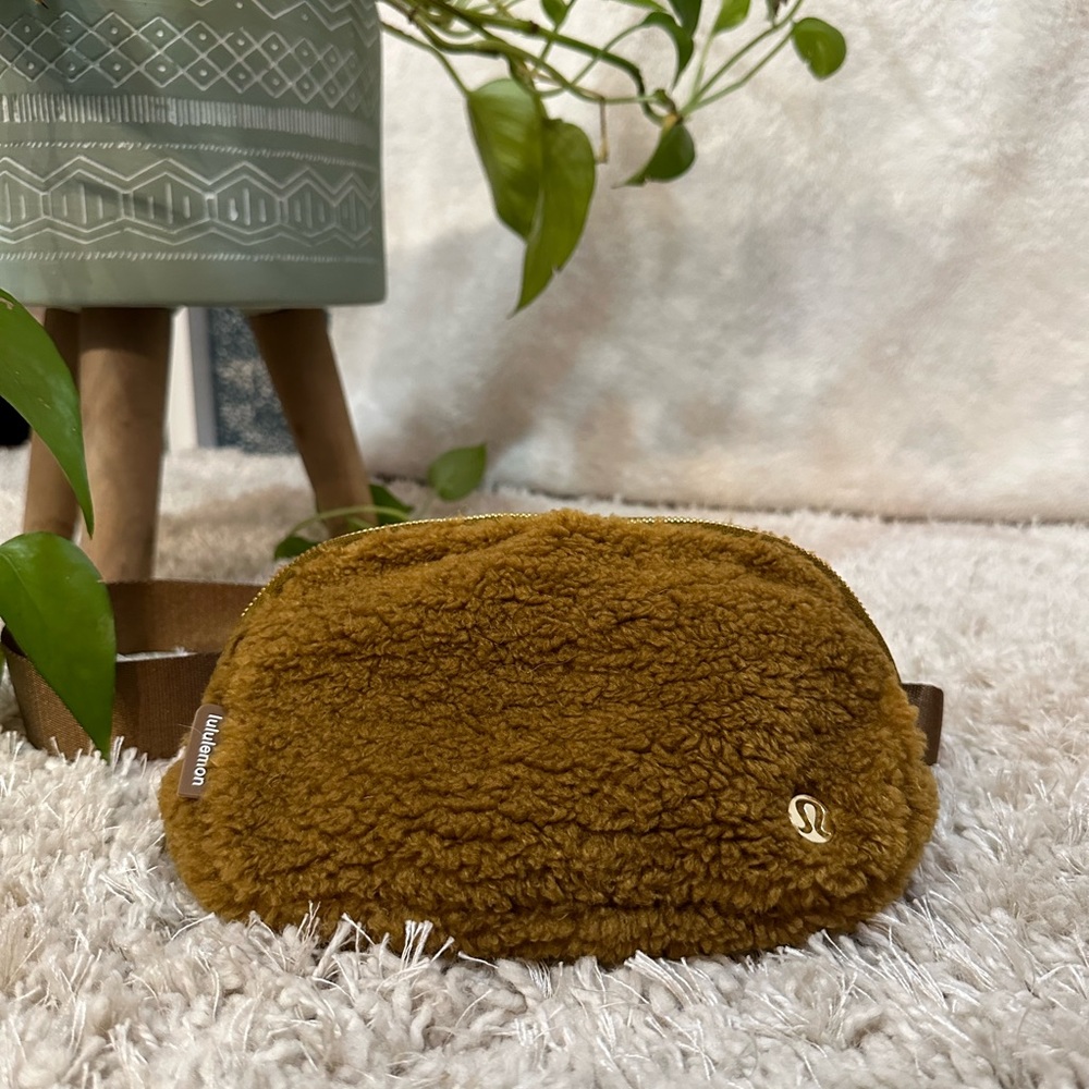 Lululemon Everywhere Belt Bag *Sherpa